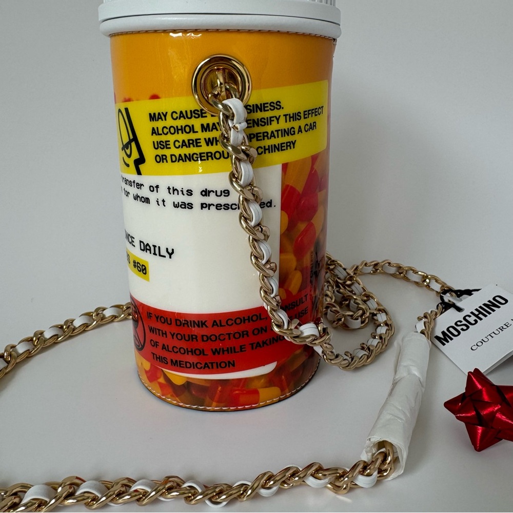 SOLD💫VESTIAIRE- MOSCHINO PILL PURSE - Picture 3 of 16